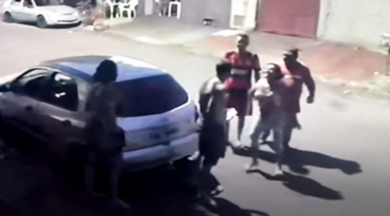 Câmera registra momento em que mãe leva tiro ao defender filho; imagem forte