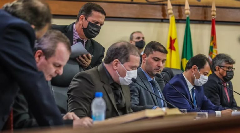 Deputados do AC derrubam veto e aprovam PL que tira exigência de diploma em direito para cargo de oficiais militares