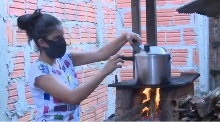 Com alta do gás, família improvisa fogão a lenha para cozinhar em Rio Branco: ‘difícil’