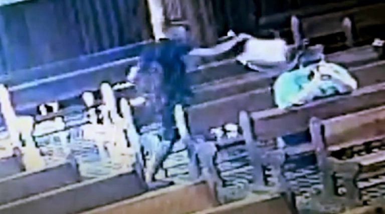 Mulher tem bolsa furtada enquanto rezava em igreja; veja vídeo