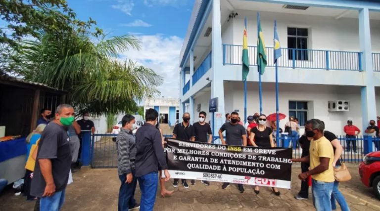 Funcionários do INSS entram em greve no Acre e beneficiários ficam sem conseguir atendimento