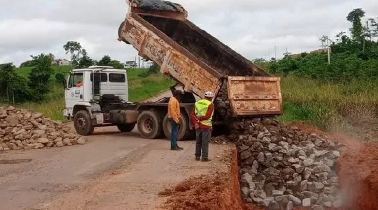 Trecho da BR-364 entre Sena Madureira e Manoel Urbano que cedeu após chuva passa por reparos no AC