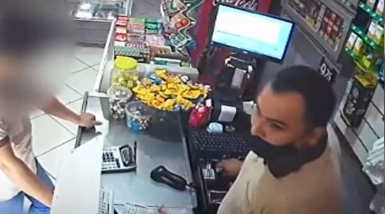 Vídeo: homem assalta padaria com criança no colo e faca na mão