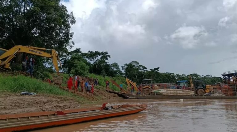 Prefeitura tenta resgatar máquina pesada de mais de R$ 500 mil que caiu em rio no interior do Acre