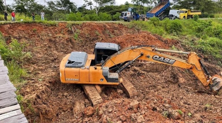 Serviço de terraplanagem é realizado em Tarauacá; Governo garante acesso de alunos à escola na zona rural