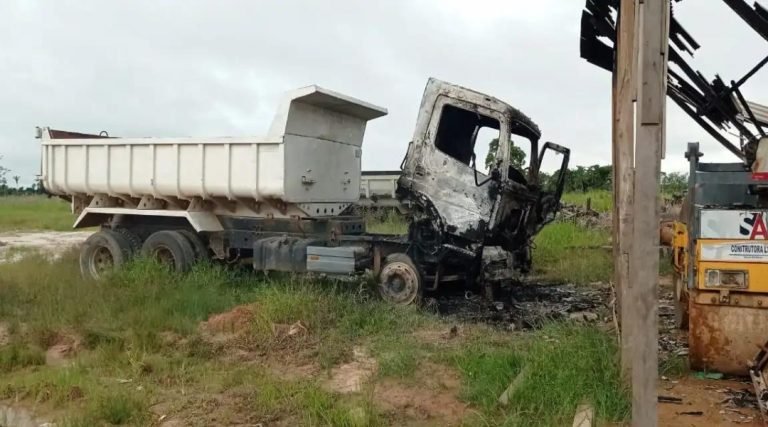 Caçambas de construtora do Acre são incendiadas no Amazonas após suposto calote