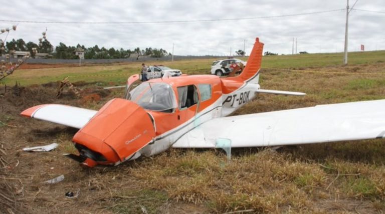 Dois ficam feridos após avião monomotor fazer pouso forçado em Bragança Paulista