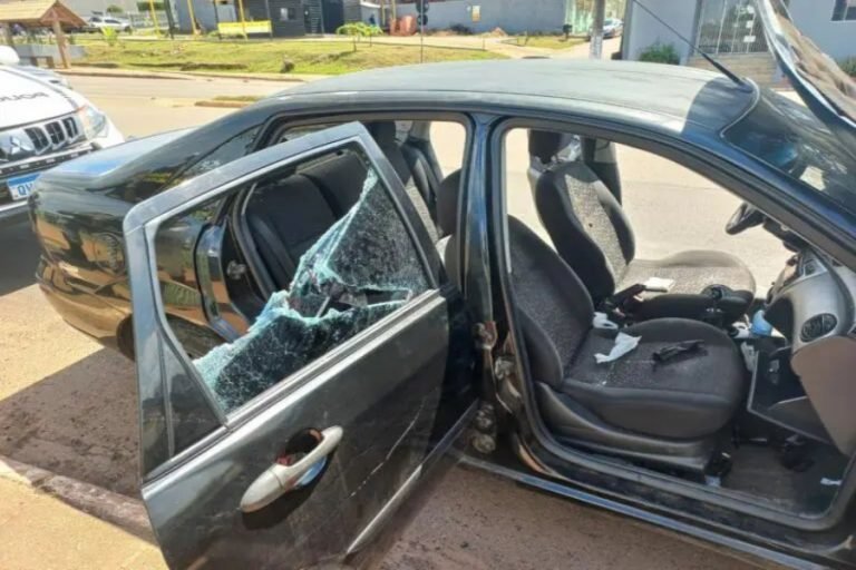 No Acre, homem destrói e tenta incendiar carro por não aceitar multa e apreensão da PM