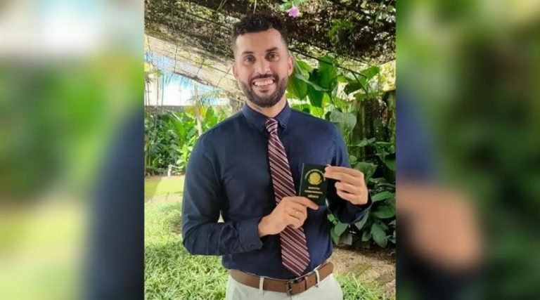 Acreano que largou carreiras para ser médico, recebe CRM: “Venci”, disse ao receber documento