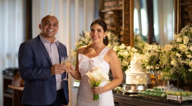 Médico que morreu em voo a caminho da lua de mel sentiu dores no peito e foi socorrido por passageiros