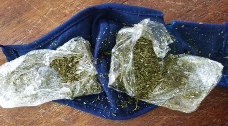 Droga na máscara; mulher é presa ao tentar entrar com droga em presídio de Cruzeiro do Sul