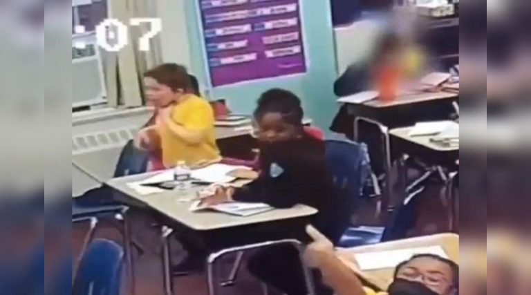 Vídeo: professora salva aluno que estava engasgado com tampinha