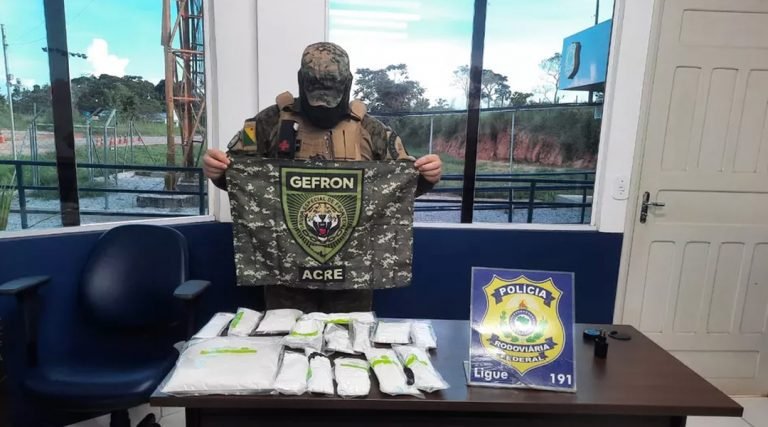 Franceses são presos em rodovia do AC com mais de 3 quilos de cocaína escondidos em forro de mochilas