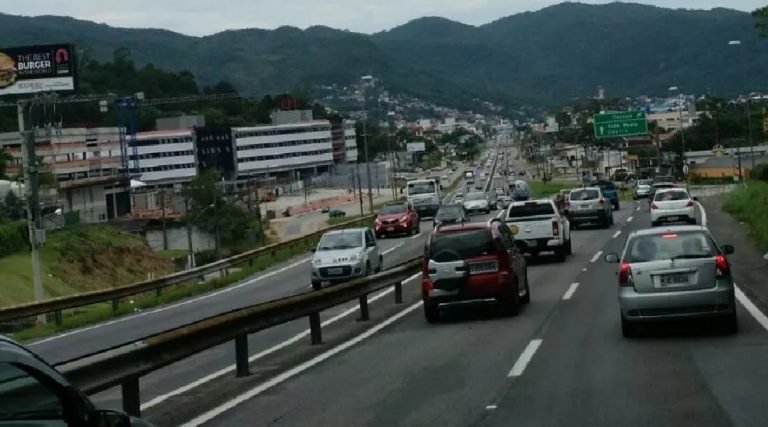 Pai leva filhos a motel em carro de luxo e é preso em Florianópolis