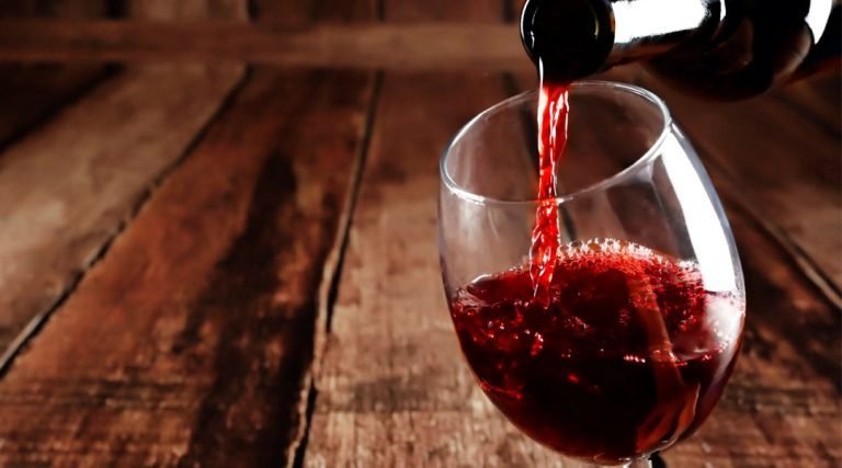 Criança passa mal ao ingerir bebida alcoólica dada pelo pai