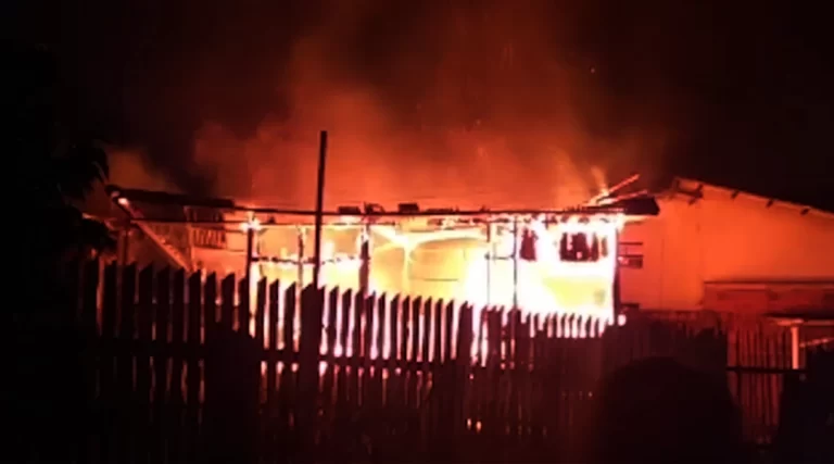 Casa é destruída por incêndio no bairro Cruzeirinho em Cruzeiro do Sul