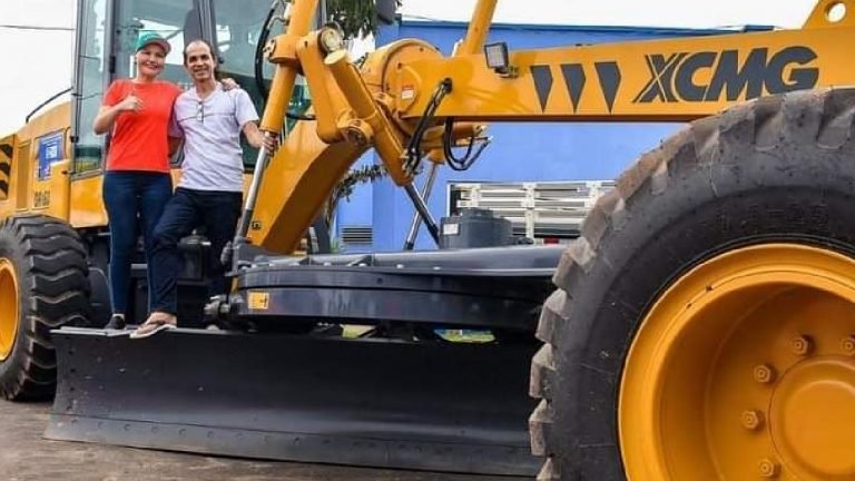 Jéssica Sales entrega veículos e máquinas para a Prefeitura de Cruzeiro do Sul