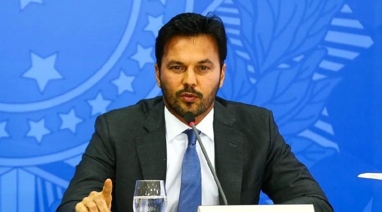 Deputados convidam ministro para explicar suposto acordo para internet na Amazônia