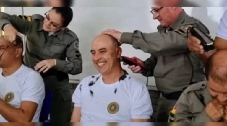 Policiais militares raspam o cabelo em solidariedade à PM com câncer