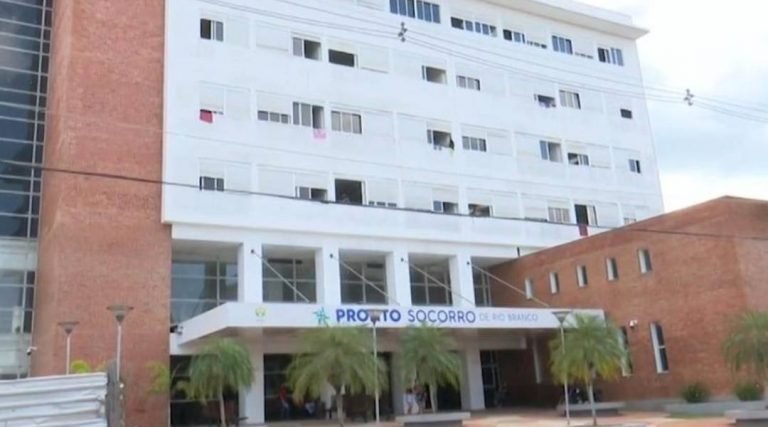 No Acre, homem leva facada de cunhado durante abraço