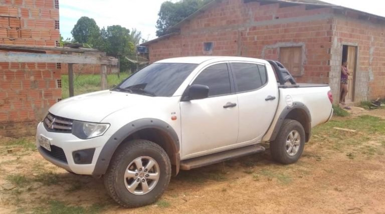 Ação integrada entre Policia Civil e Gefron recupera caminhonete roubada em Plácido de Castro