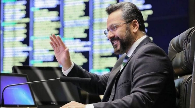 Prazo determinado e valor reduzido: Projeto de Alan Rick muda regras do Revalida