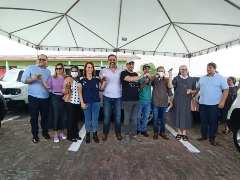 Segunda etapa: Alan Rick entrega veículos às entidades sociais do Juruá ao lado de Gladson Cameli
