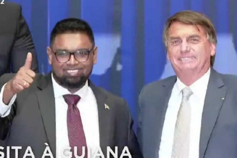 Bolsonaro assina acordos na Guiana e elogia Petrobras: ‘Gigante’
