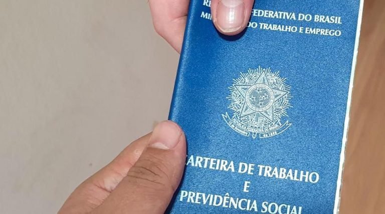 Mulher com atestado médico é demitida após postar fotos em eventos