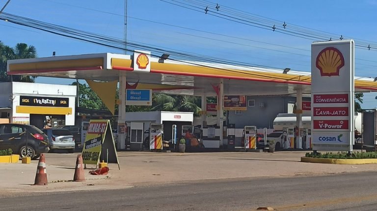 Criminosos rendem funcionários de posto e roubam cofre