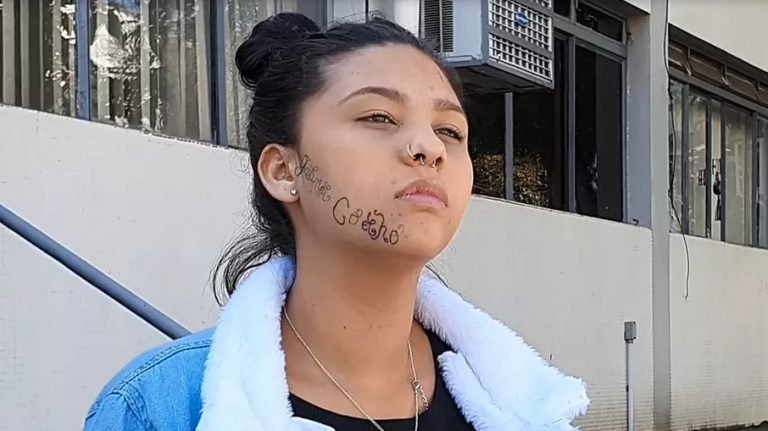 ‘Me matou por dentro’, diz jovem tatuada à força com nome de ex-namorado no rosto em Taubaté, SP