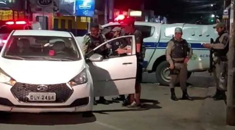 Motorista de aplicativo é feito refém, mas escapa ao jogar carro na frente de viatura da Polícia Militar