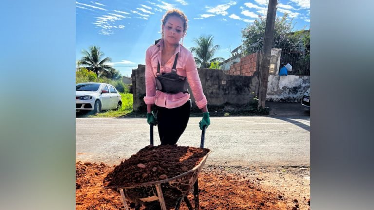 Acreana de 27 anos ganha repercussão nas redes sociais trabalhando como servente de pedreiro em Rio Branco
