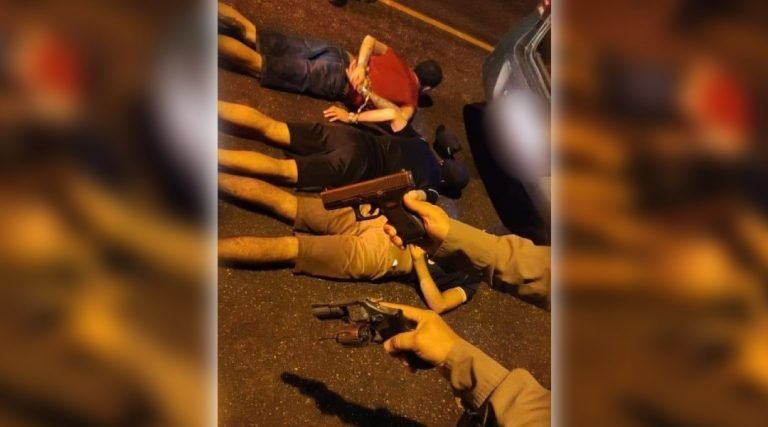 Durante operação Lei Seca, Polícia Militar aborda veículo com ocupantes portando armas de fogo em Cruzeiro do Sul