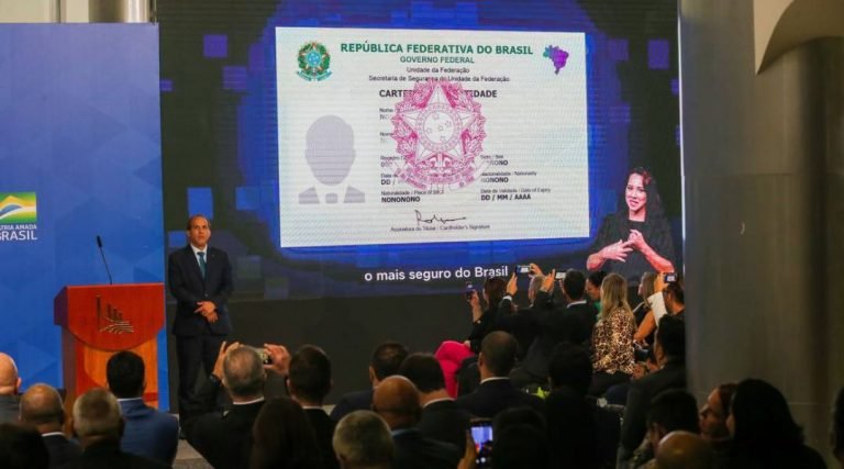 Governo entrega primeiras carteiras de identidade nacional
