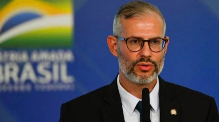 Deputados convocam ministro da Educação para esclarecer denúncias sobre o MEC