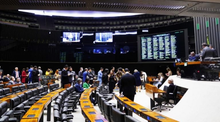 Deputados querem tirar teto de gastos do orçamento de 2023