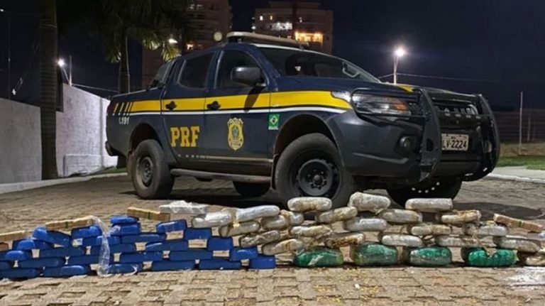 Vídeos: PRF descobre carga de quase 60 kg de cocaína e skunk escondida em sacas de milho