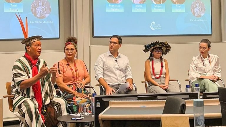 Liderança indígena do Acre palestra sobre a Amazônia em Fórum na Inglaterra