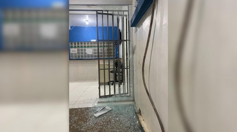 Criminosos atiram em direção a hospital de Xapuri e vigilante sai ileso após bala atingir grade de porta