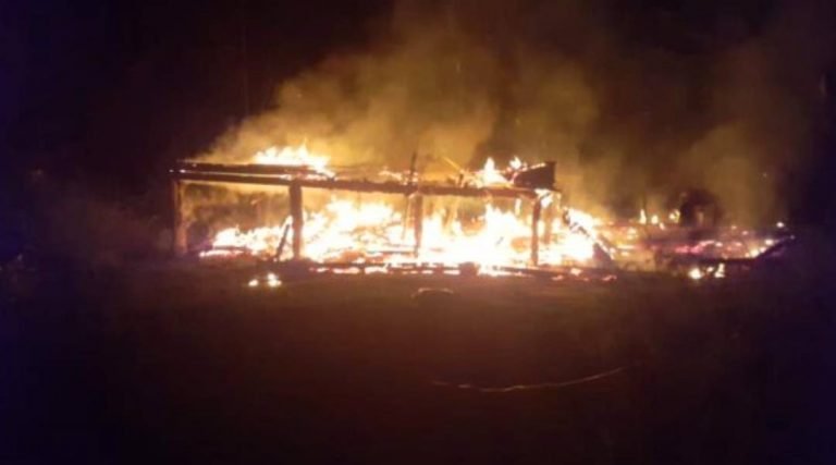 Casa é destruída por incêndio no ramal Boca do Moa em Cruzeiro do Sul