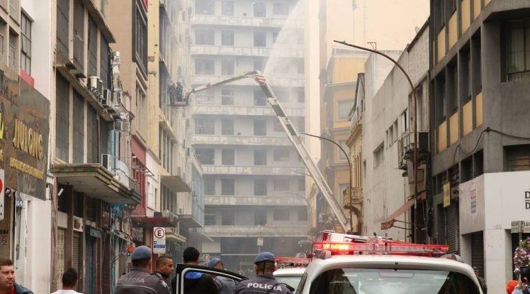 Edifício que pegou fogo no centro de São Paulo será demolido