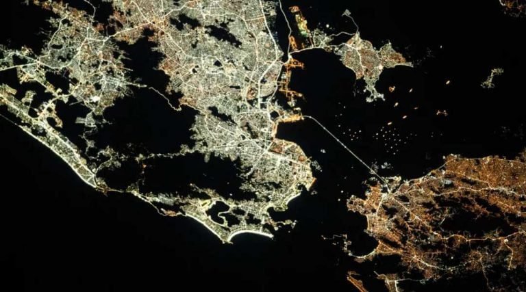 Foto da satélite revela mudança de cor no Rio de Janeiro à noite após troca de iluminação de LED para branco