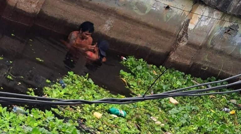 Casal é flagrado em clima romântico tomando banho em esgoto de Manaus