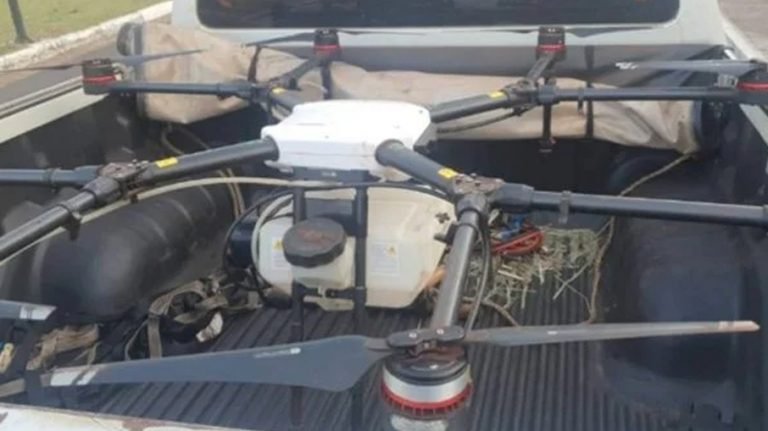 Homem que usou drone para jogar líquido fedido em ato político é preso