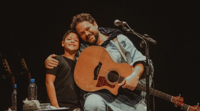 Com grito de: ‘eu vim do Acre’, garoto de 10 anos chama atenção de cantor e viraliza na internet