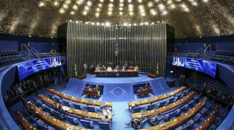 Senado aprova projeto que reduz idade mínima e dispensa aval do marido para laqueadura