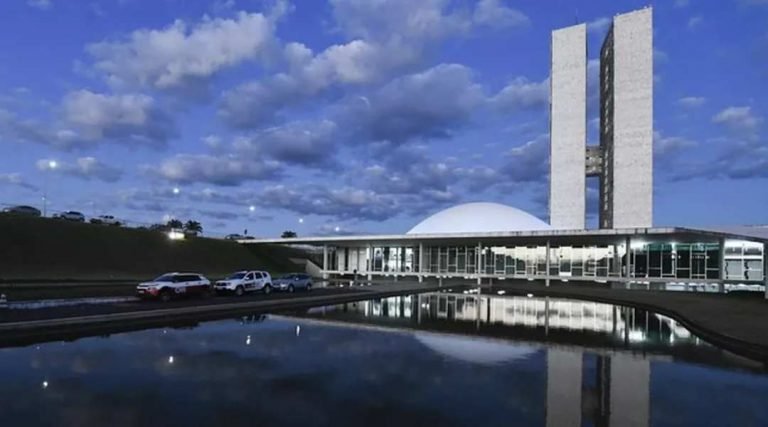 Após proposta do STF e pressão por ‘desfasagem’, parlamentares podem aumentar o próprio salário