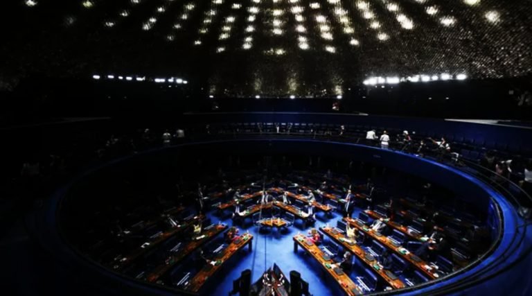 Após STF, Congresso quer aumentar os próprios salários para R$ 36,8 mil