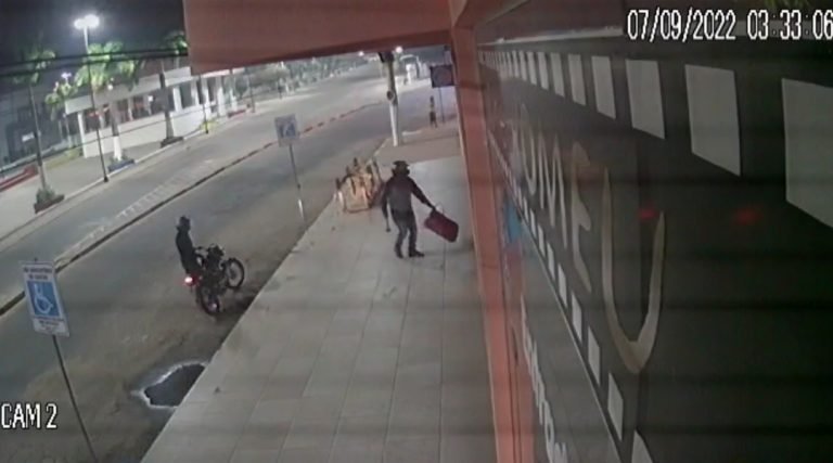 Ladrão é surpreendido por segurança ao arrombar porta de Galeria em Cruzeiro do Sul